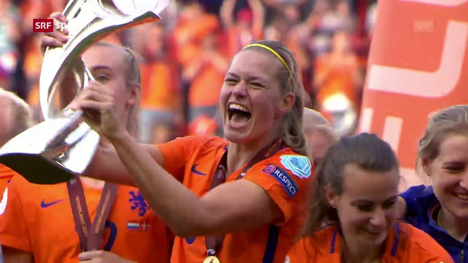Grosser Jubel: Die Niederländerinnen erhalten den EM-Pokal