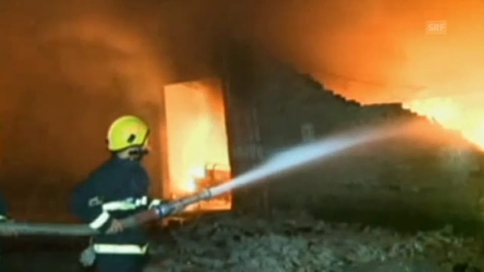 China: Feuerwehr chancenlos gegen Flammen