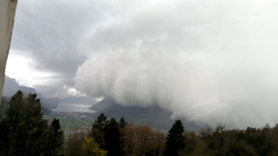 Gewitterfront mit Shelf Cloud über dem Urmiberg vom 28. April