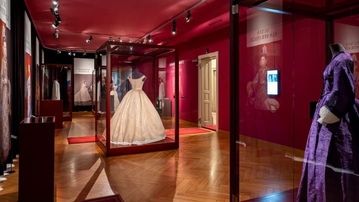 Ob das Spitzenballkleid der letzten Monarchin Frankreichs oder das Abendkleid der ehemaligen Bundespräsidentin: Kleider sind mehr als Mode