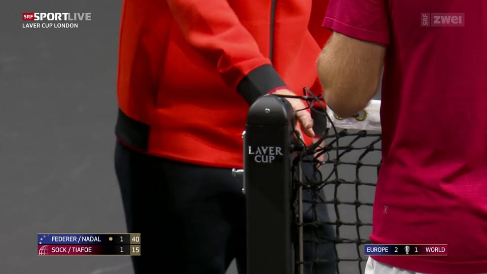 Federer spielt beim Abschiedsspiel durch das Netz hindurch