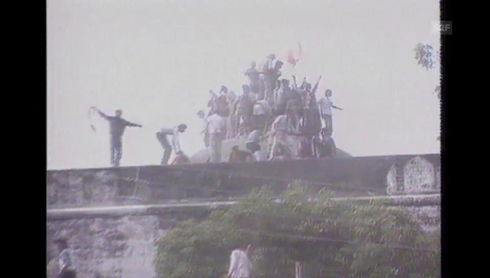 1992: Hindus zerstören Moschee in Ayodhya