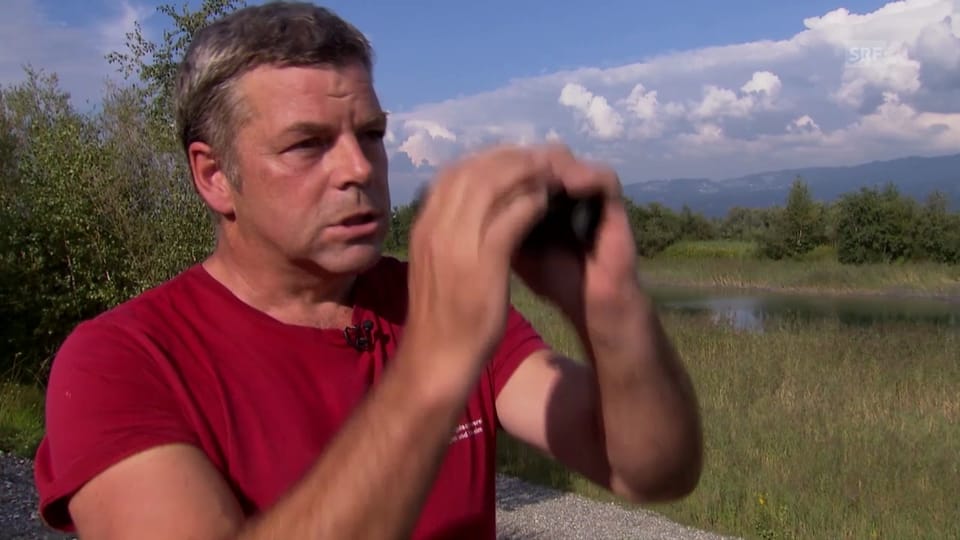 Hobby-Ornithologe Gregor Fiechter erklärt, wie der Feldstecher richtig eingestellt wird.