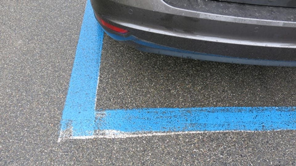 Von weiss zu blau: Gratis-Parkierer haben auch in der Agglomeration schlechte Karten.