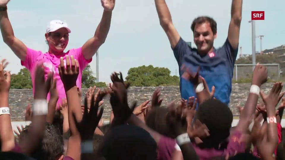 Federer macht vor dem Spiel den Kinder-Animator 