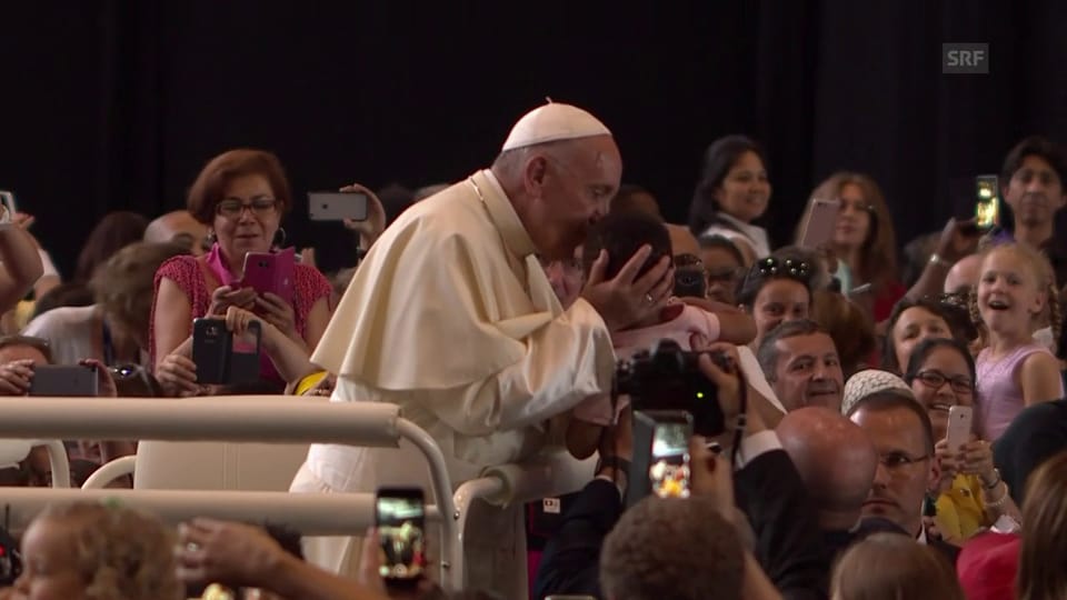 Papst küsst Babys und wird bejubelt