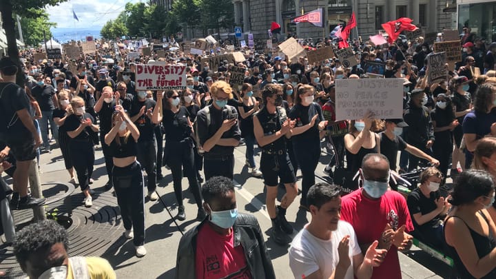 Tausende Menschen und weitgehend friedliche Stimmung an Zürcher Demo gegen Rassismus