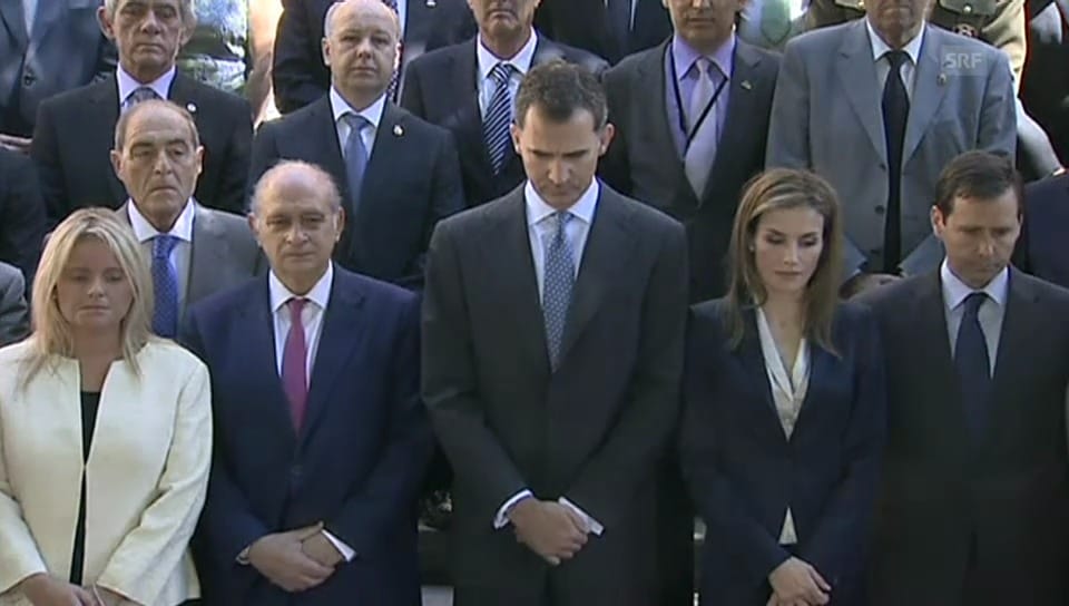 König Felipe und Königin Letizia bei Schweigeminute für Opfer des Terrorismus