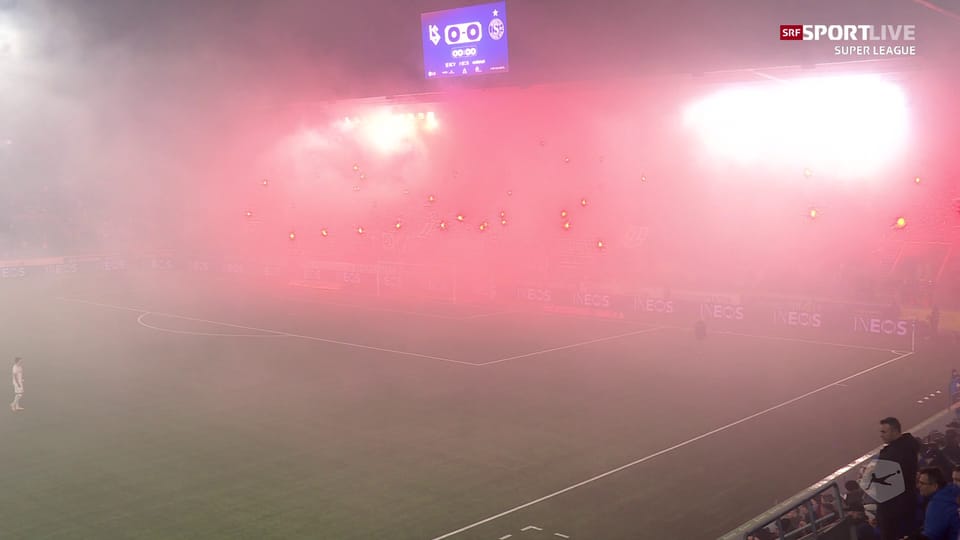Pyrotechnik verursacht Nebel im Stade de la Tuilière