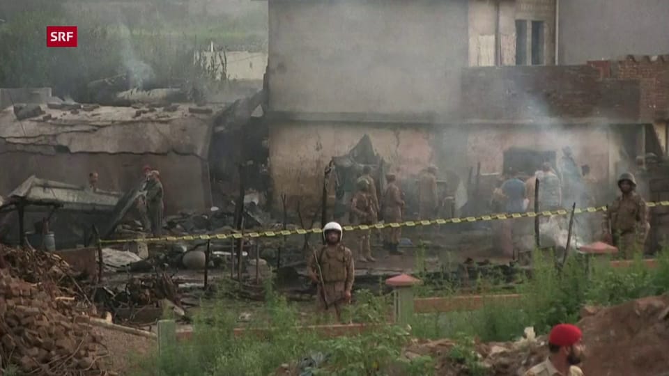 Flugzeug stürzt in Pakistan in Wohngebiet (unkomm.)