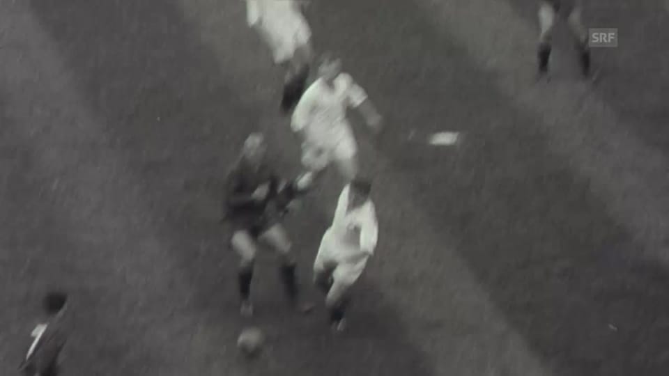 1957: Di Stefano schiesst 2 Tore gegen die Schweiz (Filmwochenschau)