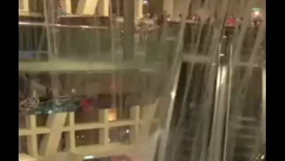 Hagelsturm im Hongkonger Einkaufszentrum (unkommentiert)