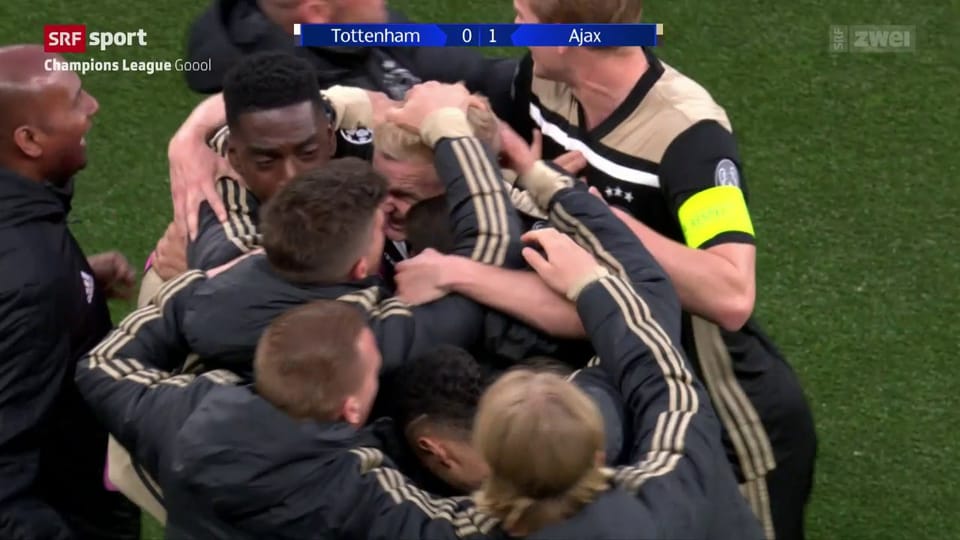 Ajax legt gegen Tottenham vor