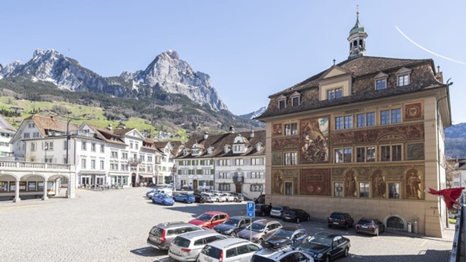 Autofahren wird günstiger: Schwyzer Parlament senkt Steuern