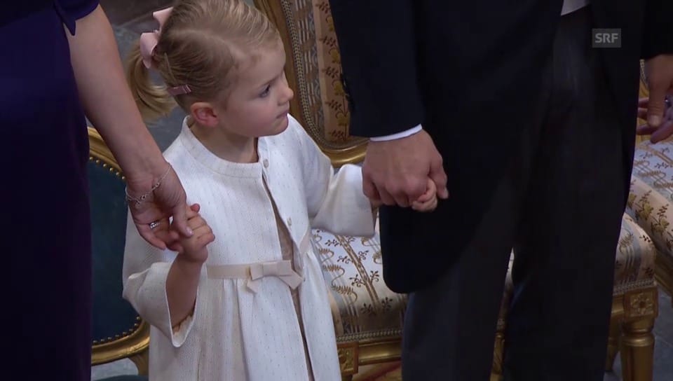 Prinzessin Estelle ist bei der Taufe ganz brav