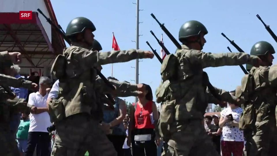 Der türkische Teil von Zypern feiert mit Militärparade.