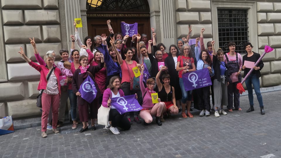 Eine Gruppe von Frauen übergibt vor dem Regierungsgebäude die Streik-Petition