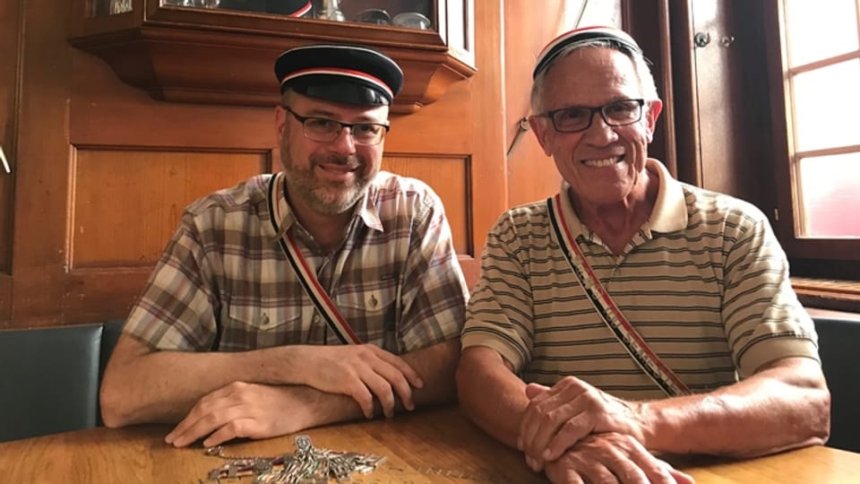 Altherren-Präsident Urs Bienz (l.) und der Medienverantwortliche Alfred Grieder sitzen im Restaurant Löwenzorn, welches die Verbindung mitbesitzt.
