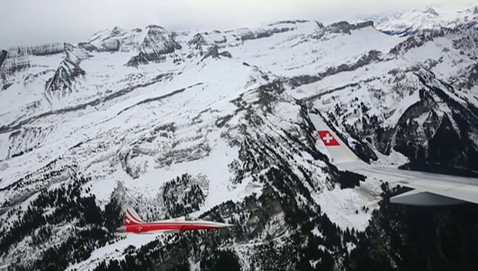 Die Swiss-Maschine fliegt die Rennstrecke ab