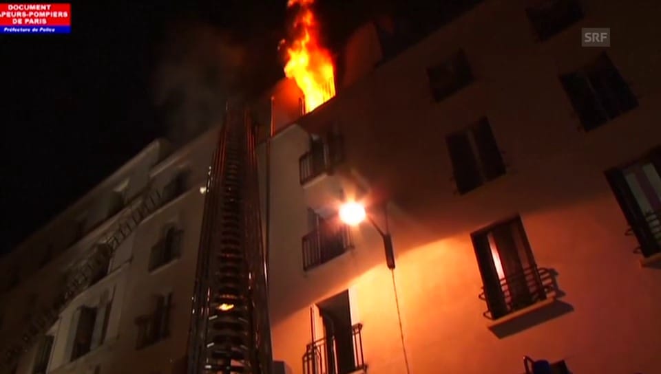 Paris: Ein Haus steht in Flammen