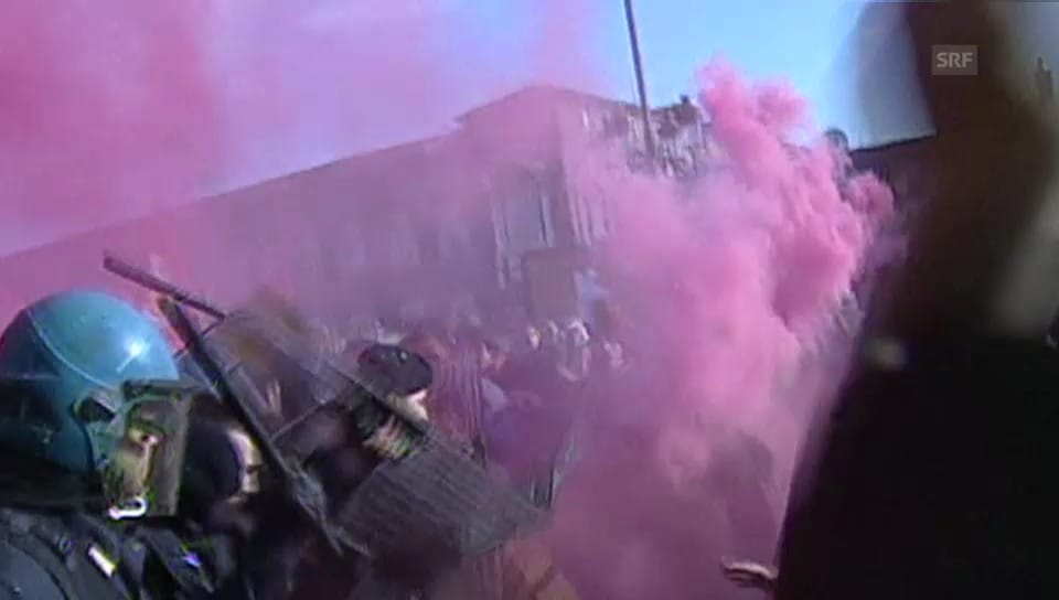 Heikle Situation in Turin: Polizisten schlagen Demonstranten