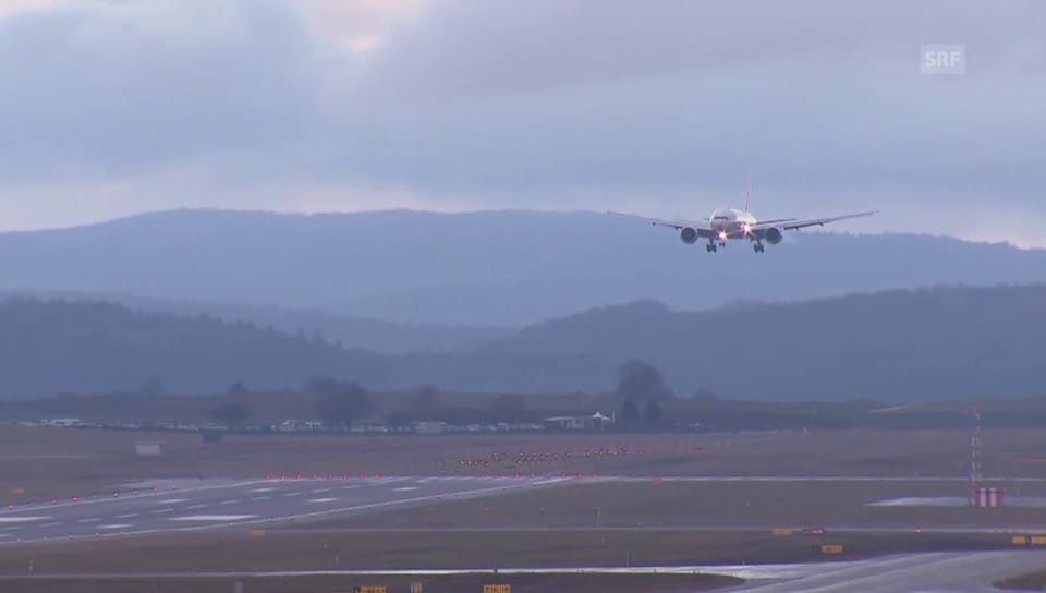 Die Boeing 777-300ER landet auf Zürcher Flughafen