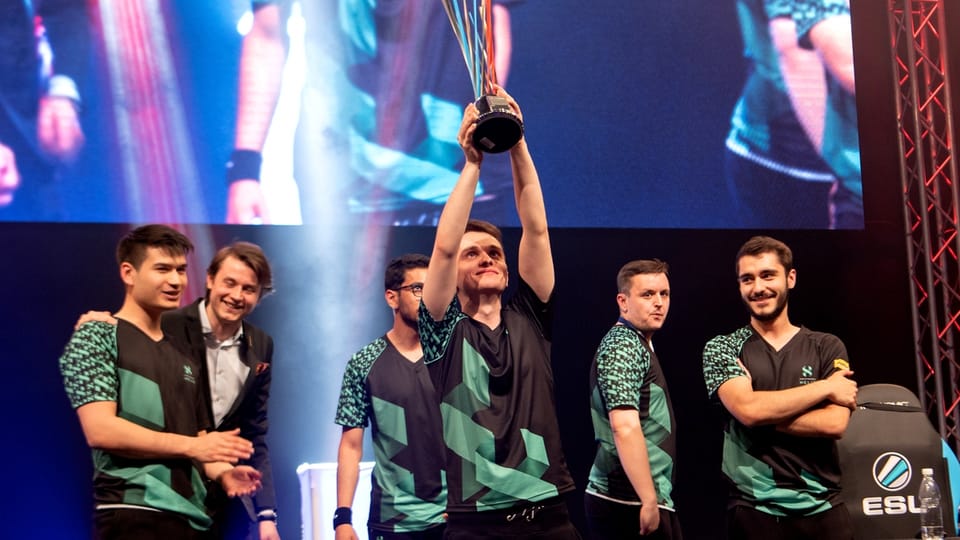 Das Profi-Team Postfinance Helix freut sich über den Sieg im «League of Legends»-Final