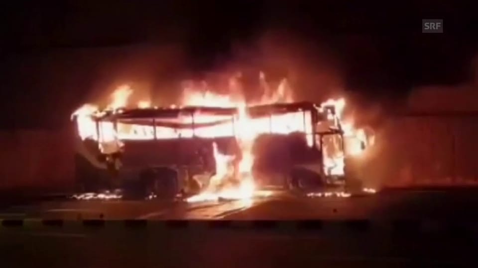 Bus in Thailand brennt völlig aus