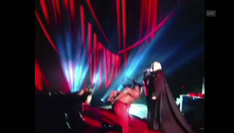 Rolle rückwärts: Madonna stürzt von der Bühne