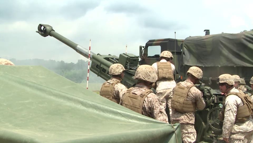 Marines trainieren an Artilleriekanone (Kamera: Emil Moldoveanu)