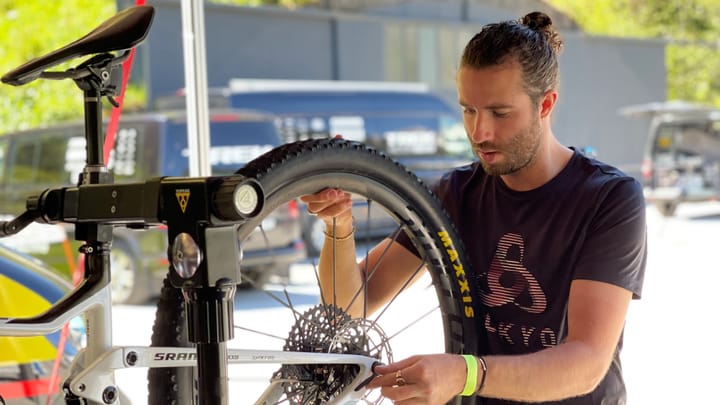 Yanick «the mechanic» Gyger prepara dapi onns ils mountainbikes da Nino Schurter