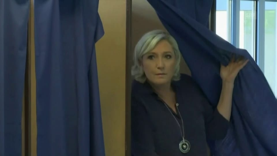 Marine Le Pen hat gewählt (ohne Kommentar)