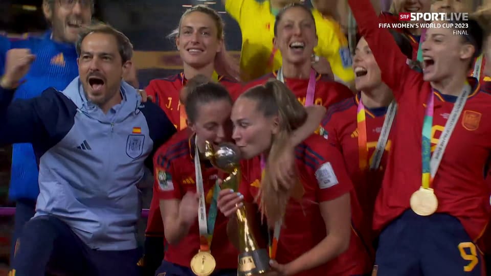 Die verdiente Belohnung: Spanien erhält den WM-Pokal