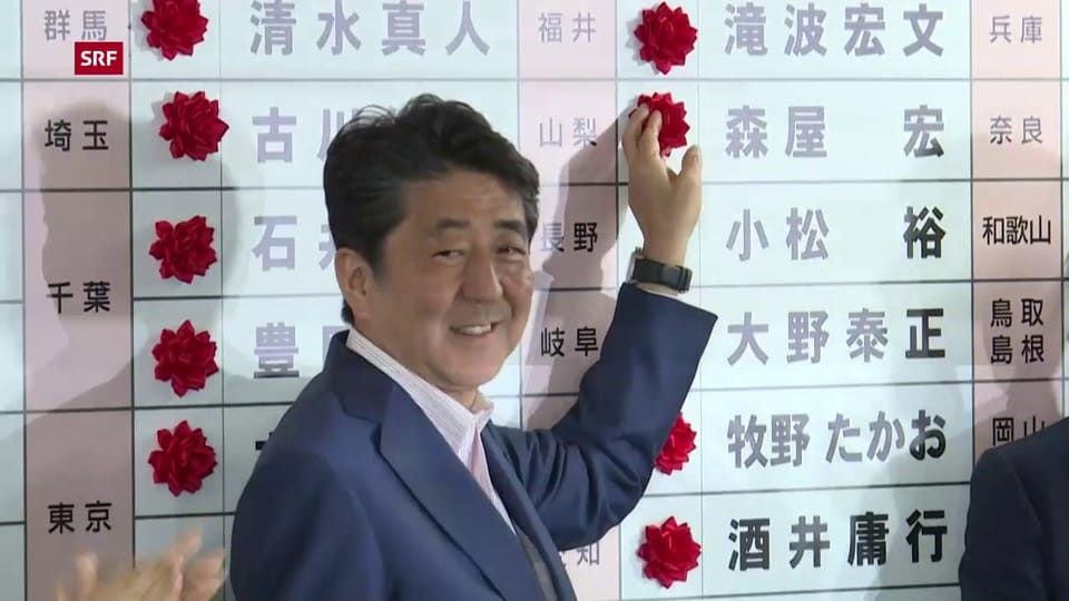 Premier Shinzo Abe freut sich über seinen Wahlsieg