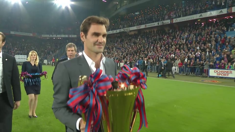 Ehre, wem Ehre gebührt: Roger Federer übergibt den Meisterpokal