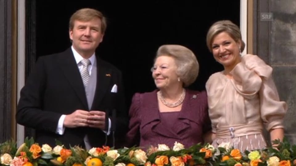 Beatrix mit König Willem-Alexander auf dem Balkon (deutsch)
