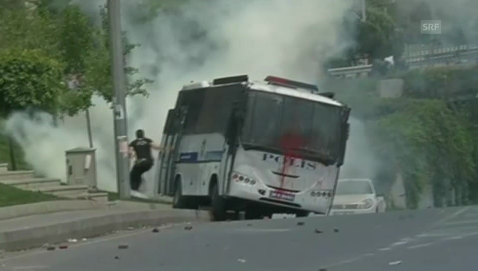 Türkische Demonstranten stürmen Polizeibus (unkomm.)