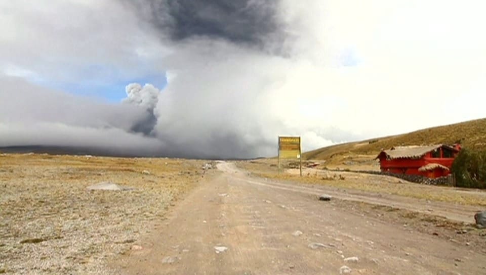 Kilometerhohe Rauchsäulen in Ecuador