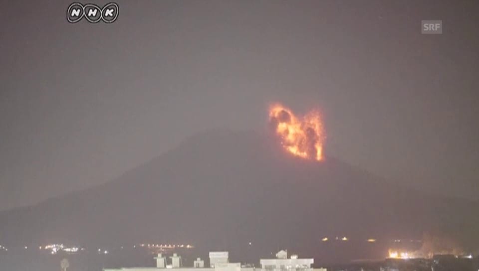 Vulkan Sakurajima bricht aus