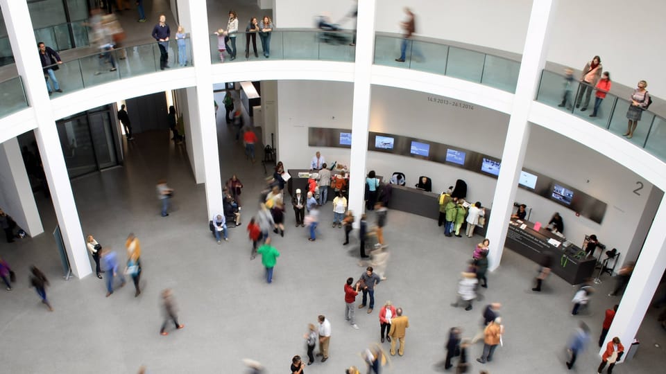 Pinakothek der Moderne in München: Mitarbeiter hängt eigenes Bild auf