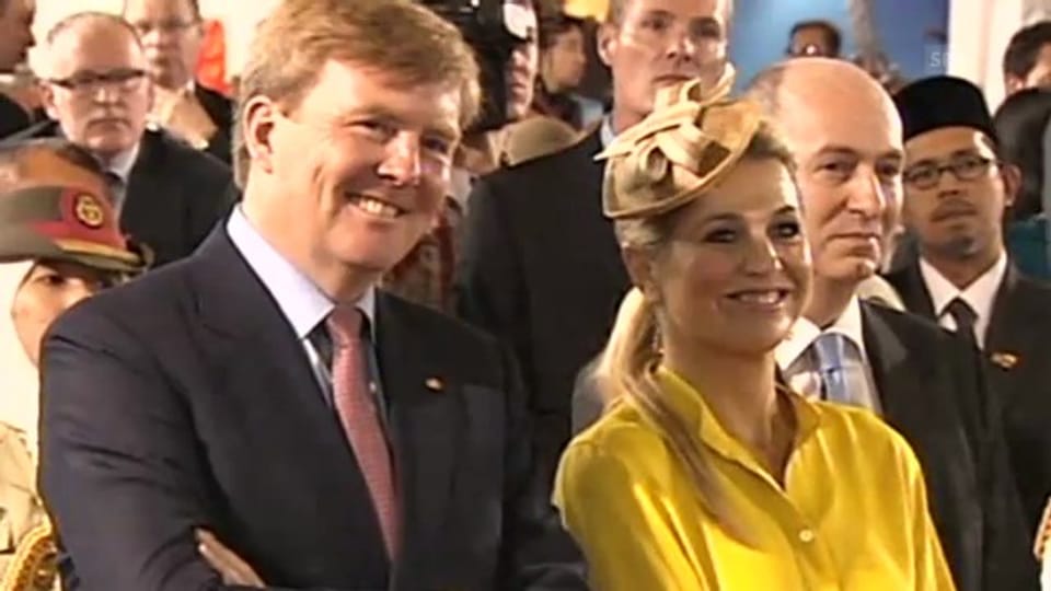 Prinz Willem und Prinzessin Máxima an der Seite von Königin Beatrix (unkomm.)