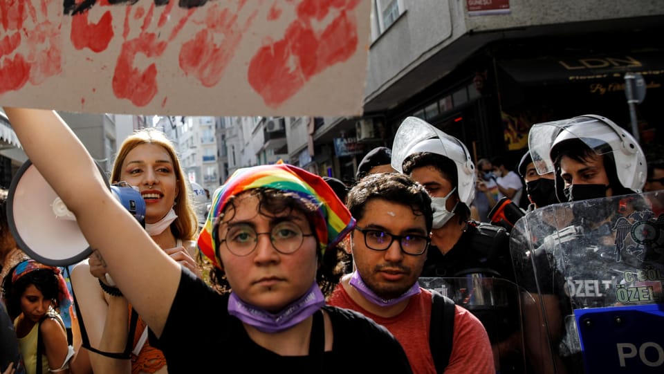 Türkische Polizei setzt Tränengas gegen LGBT-Demonstrierende ein
