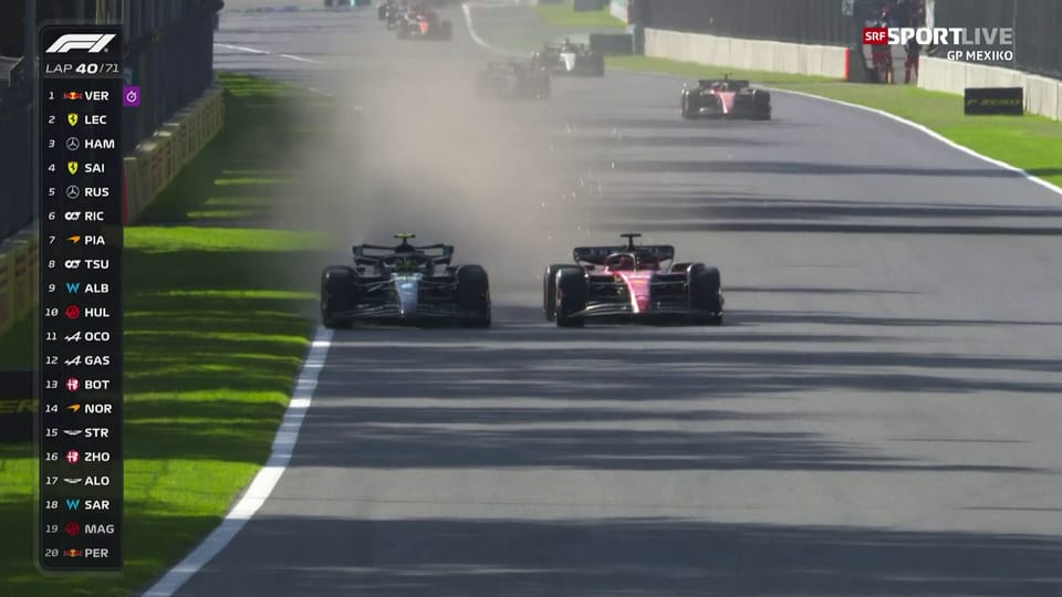 Hamilton quetscht sich auf der Innenbahn an Leclerc vorbei