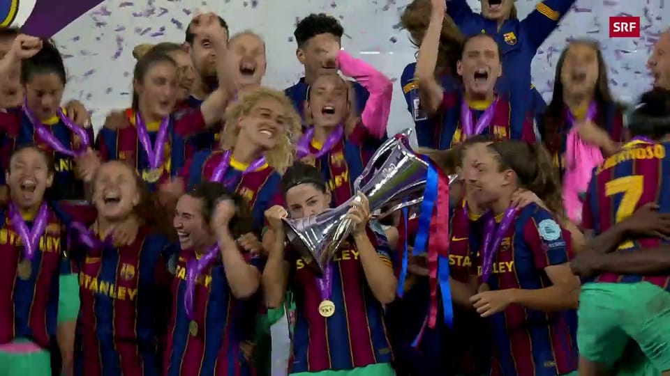 Barcelona nimmt den Pokal in Empfang