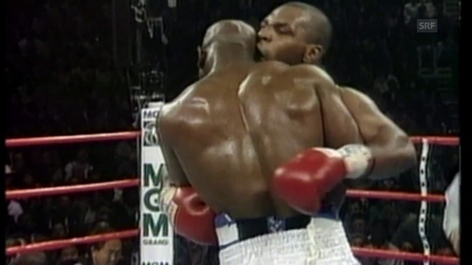 Legendär: Tyson beisst Holyfield ins Ohr