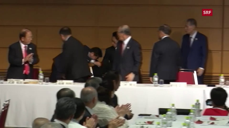 Beim Olympia-Briefing: Premierminister Abe gerät ins Stolpern
