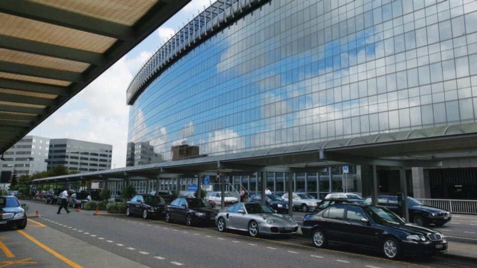 Im Streit um Parkplätze beim Flughafen Zürich erzielt der VCS einen Erfolg.