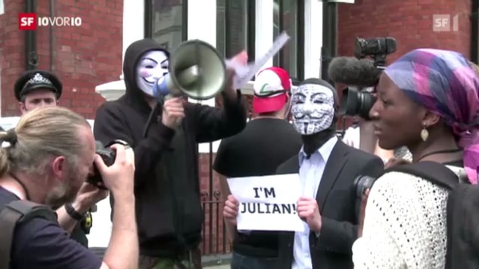 Anhänger feiern den Entscheid Ecuadors zu Gunsten von Assange.
