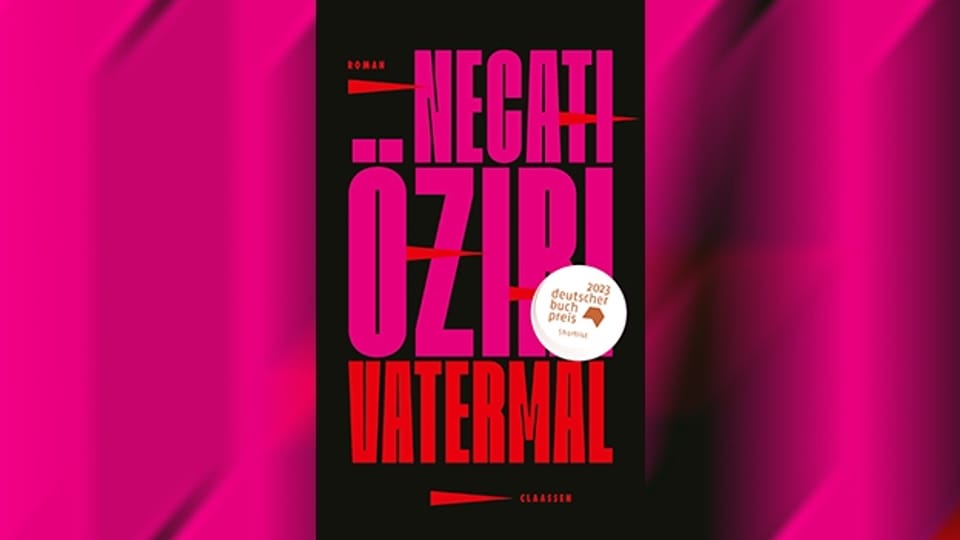 Der deutsche Dramaturg Necati Öziri hat eines seiner Stücke in sein Roman-Debüt verwandelt. Literaturredaktorin Katja Schönherr über «Vatermal».