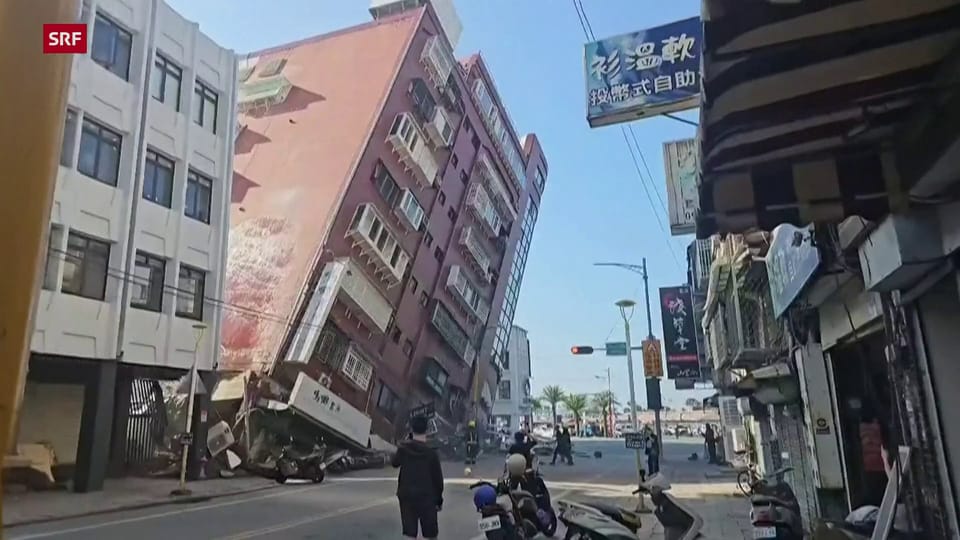 Schiefe Häuser nach Erdbeben in Taiwan